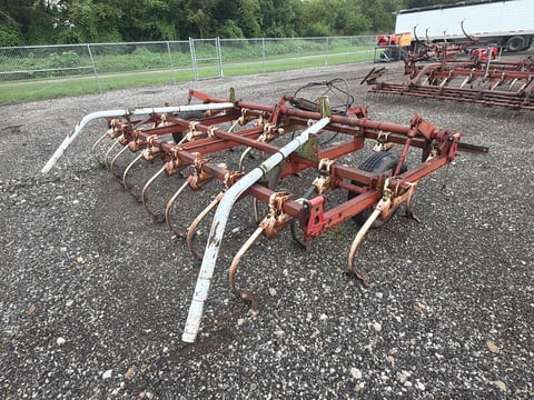 International Harvester 45 Vibra Shank Field Cultivator — photo 3