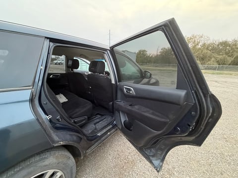 2013 Nissan Pathfinder 4WD SUV — photo 18