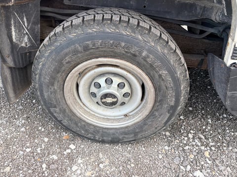 1999 Chevrolet C2500 Suburban — photo 14