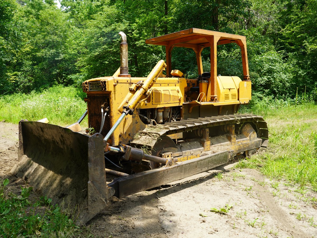 KOMATSU D65E-6 CRAWLER TRACTOR