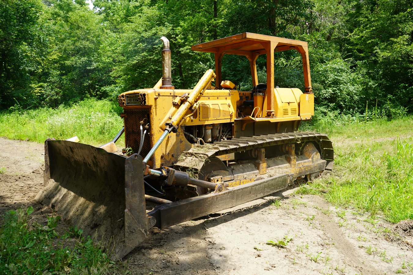 KOMATSU D65E-6 CRAWLER TRACTOR
