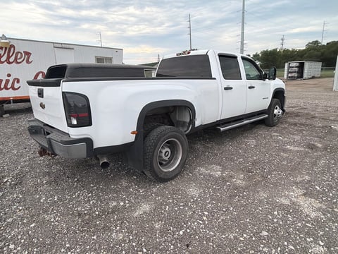 2011 Chevrolet Silverado 3500HD 4X4 Diesel Truck — photo 3