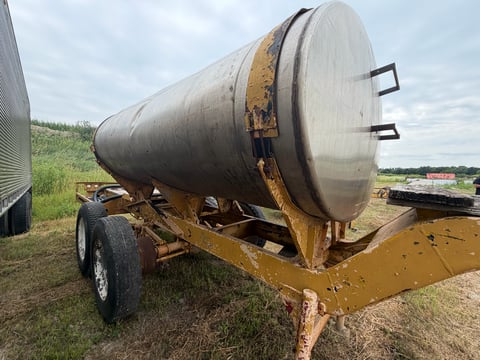 Pull Type Tank Trailer 2000 Gallon  — photo 4
