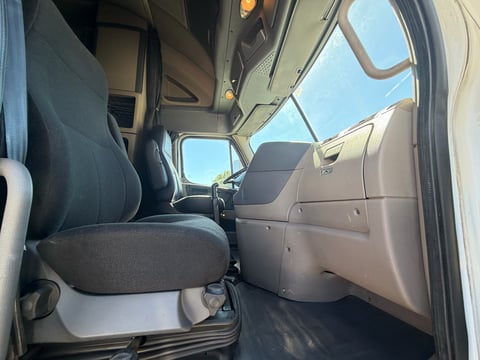 2011 Freightliner Cascadia T/A Sleeper Truck — photo 24