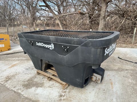 Salt Dogg Shpe 2000 Electric Poly Hopper Spreader — photo 4