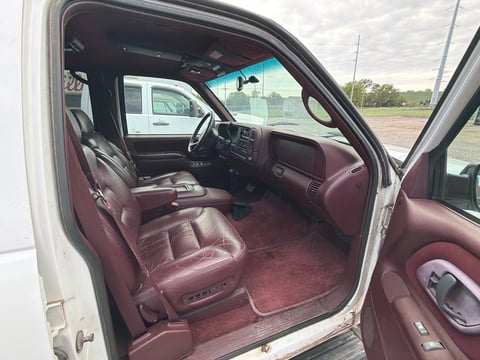 1999 Chevrolet C2500 Suburban — photo 10