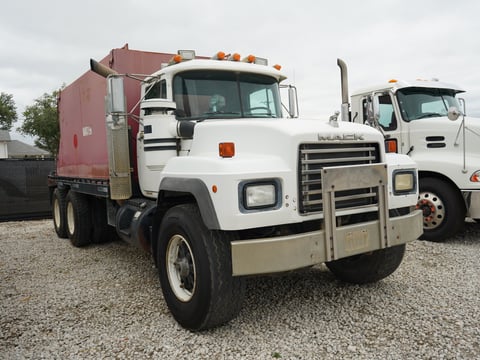 1997 Mack RD690S 4000 Gallon Water Truck — photo 3