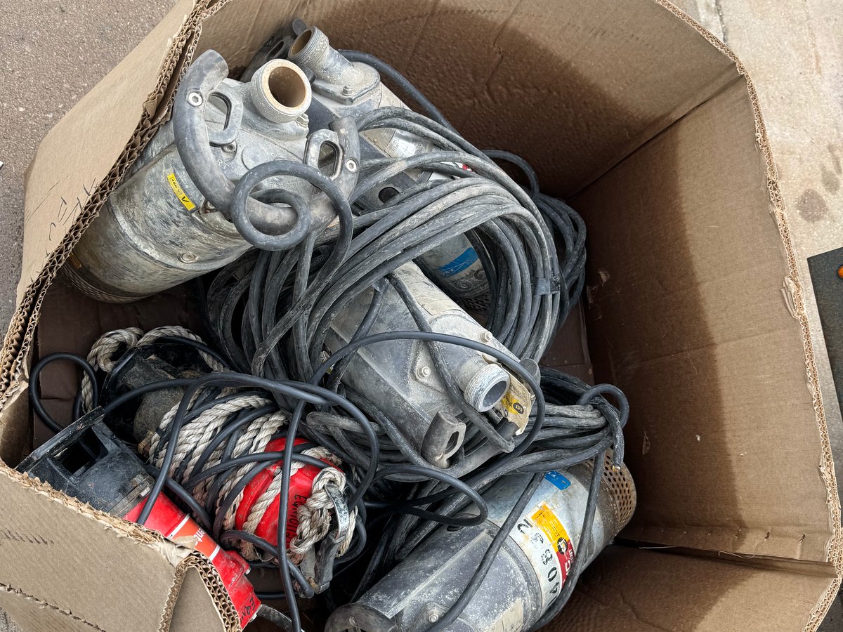 LOT OF TRASH PUMPS 