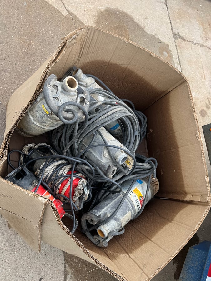 LOT OF TRASH PUMPS 