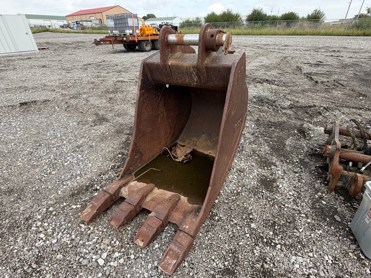 ESCO 33in Excavator Digging Bucket — Fits Komatsu PC220