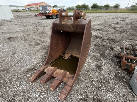 ESCO 33in Excavator Digging Bucket — Fits Komatsu PC220 — photo 1