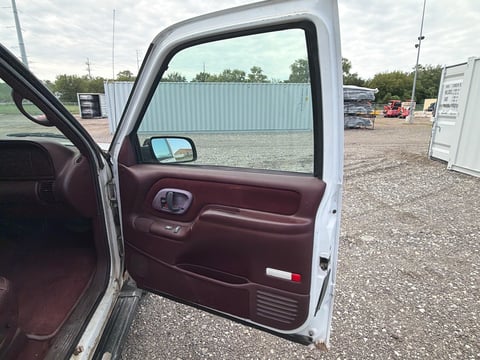 1999 Chevrolet C2500 Suburban — photo 11