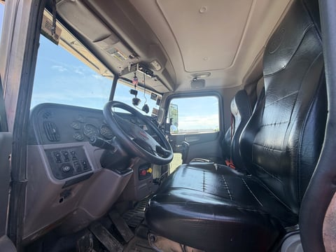 2015 Peterbilt 365 T/A Daycab Truck Tractor — photo 30