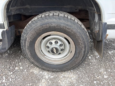 1999 Chevrolet C2500 Suburban — photo 15