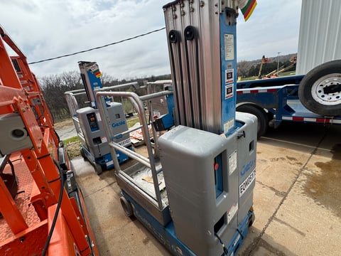 2013 Genie GR-20 Vertical Mast Lift — photo 3