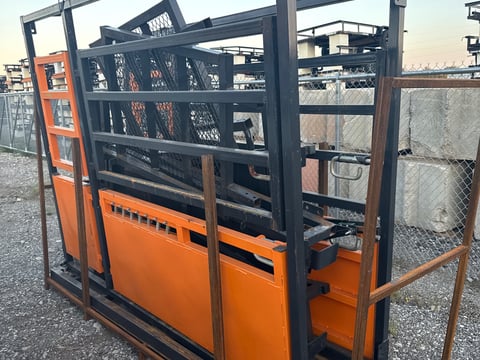 LandHonor Cattle Squeeze Chute — photo 4