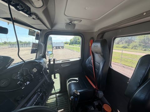 2015 Peterbilt 365 T/A Daycab Truck Tractor — photo 31