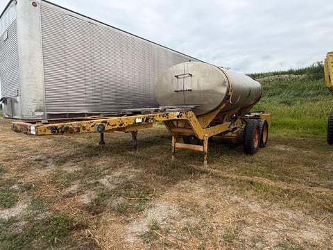 Pull Type Tank Trailer 2000 Gallon  — photo 1