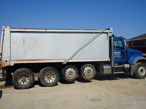 2014 Mack Granite GU713 Quad/A Dump Truck — photo 4