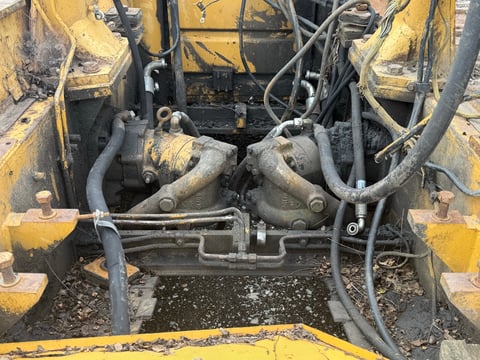 Inoperable Caterpillar 963 Crawler Loader — photo 7