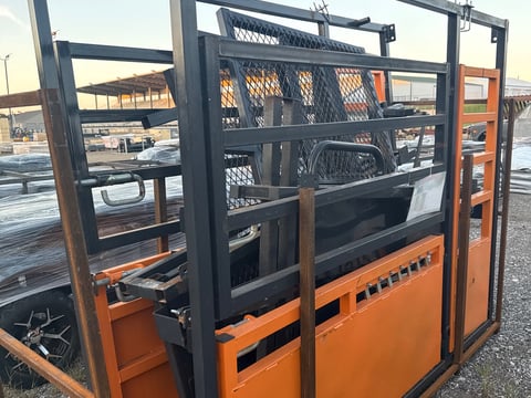 LandHonor Cattle Squeeze Chute — photo 3