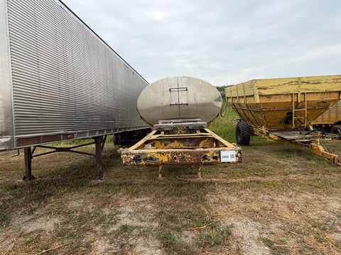 Pull Type Tank Trailer 2000 Gallon  — photo 2
