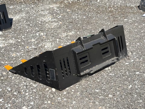 2026 Giyi Gy-RB44 44in Mini Skid Steer Rock Bucket (Unused) — photo 4