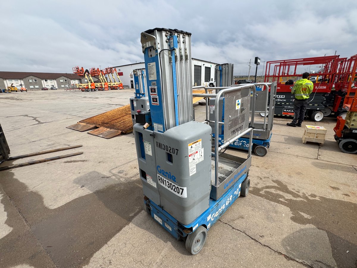 2013 GENIE GR-20 VERTICAL MAST LIFT - INOPERABLE