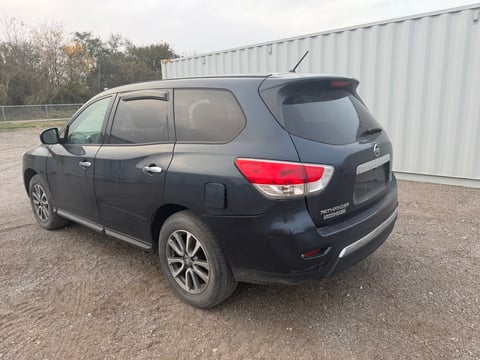 2013 Nissan Pathfinder 4WD SUV — photo 2