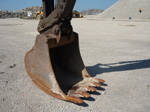 2002 Komatsu PC220LC-7L Hydraulic Excavator — photo 7