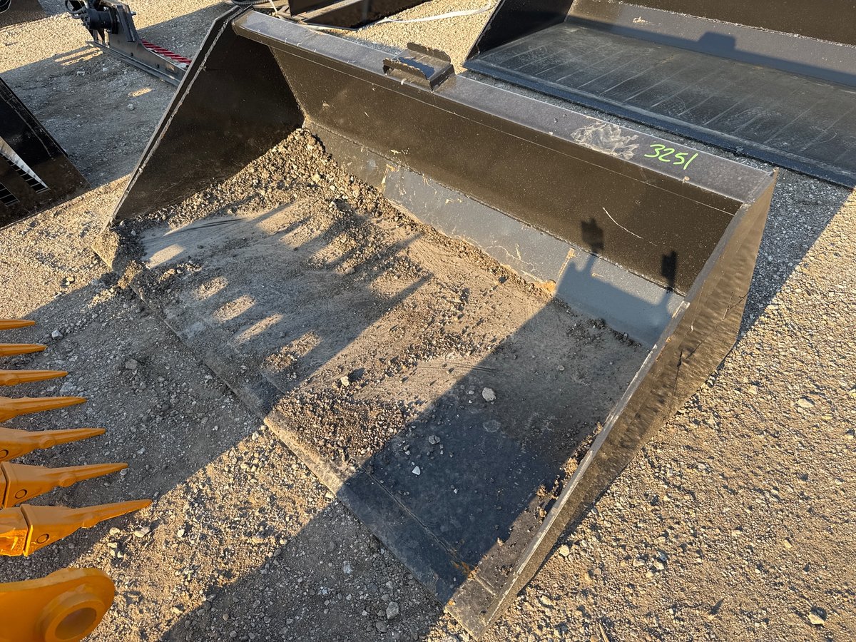 Kit Containers 66" Skid Steer Bucket w/Blade