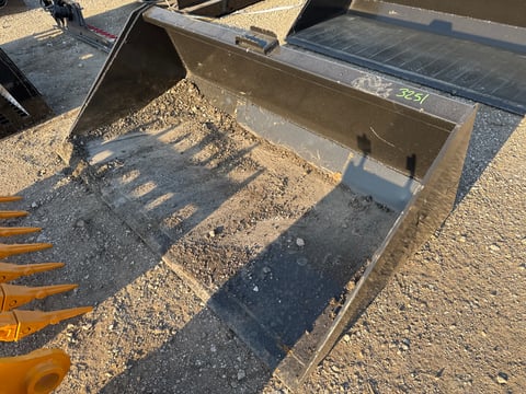 Kit Containers 66" Skid Steer Bucket W/Blade — photo 1
