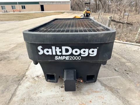 Salt Dogg Shpe 2000 Electric Poly Hopper Spreader — photo 2