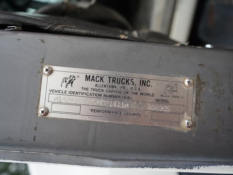 1997 Mack RD690S 4000 Gallon Water Truck — photo 7