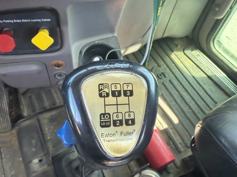 2015 Peterbilt 365 T/A Daycab Truck Tractor — photo 41