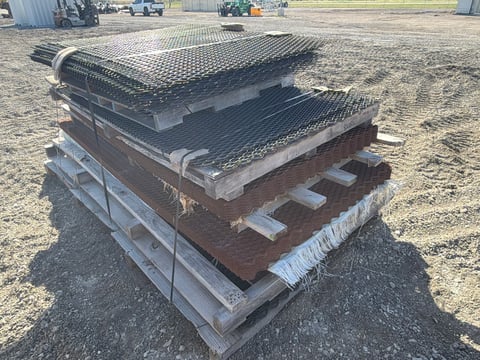 Pallets of Expanded Metal Mesh Sheets, 5 Pallets, Assorted Sizes, Approx. 168 Pcs — photo 3