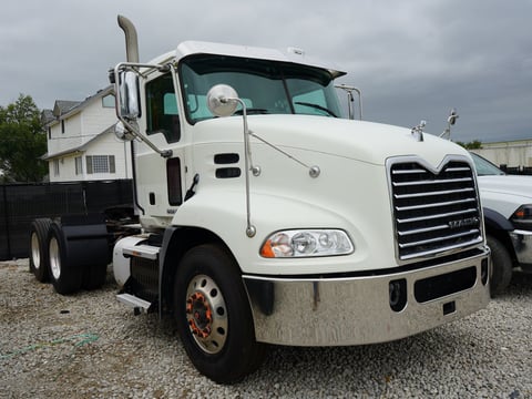 2017 Mack CXU613T T/A Daycab Truck Tractor — photo 2