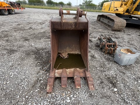 ESCO 33in Excavator Digging Bucket — Fits Komatsu PC220 — photo 2