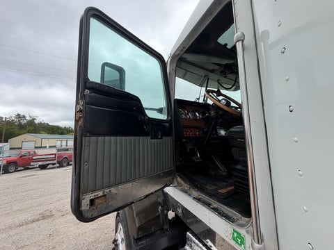 2001 Kenworth T800 T/A Sleeper Truck  — photo 24