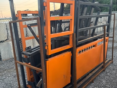 LandHonor Cattle Squeeze Chute — photo 1
