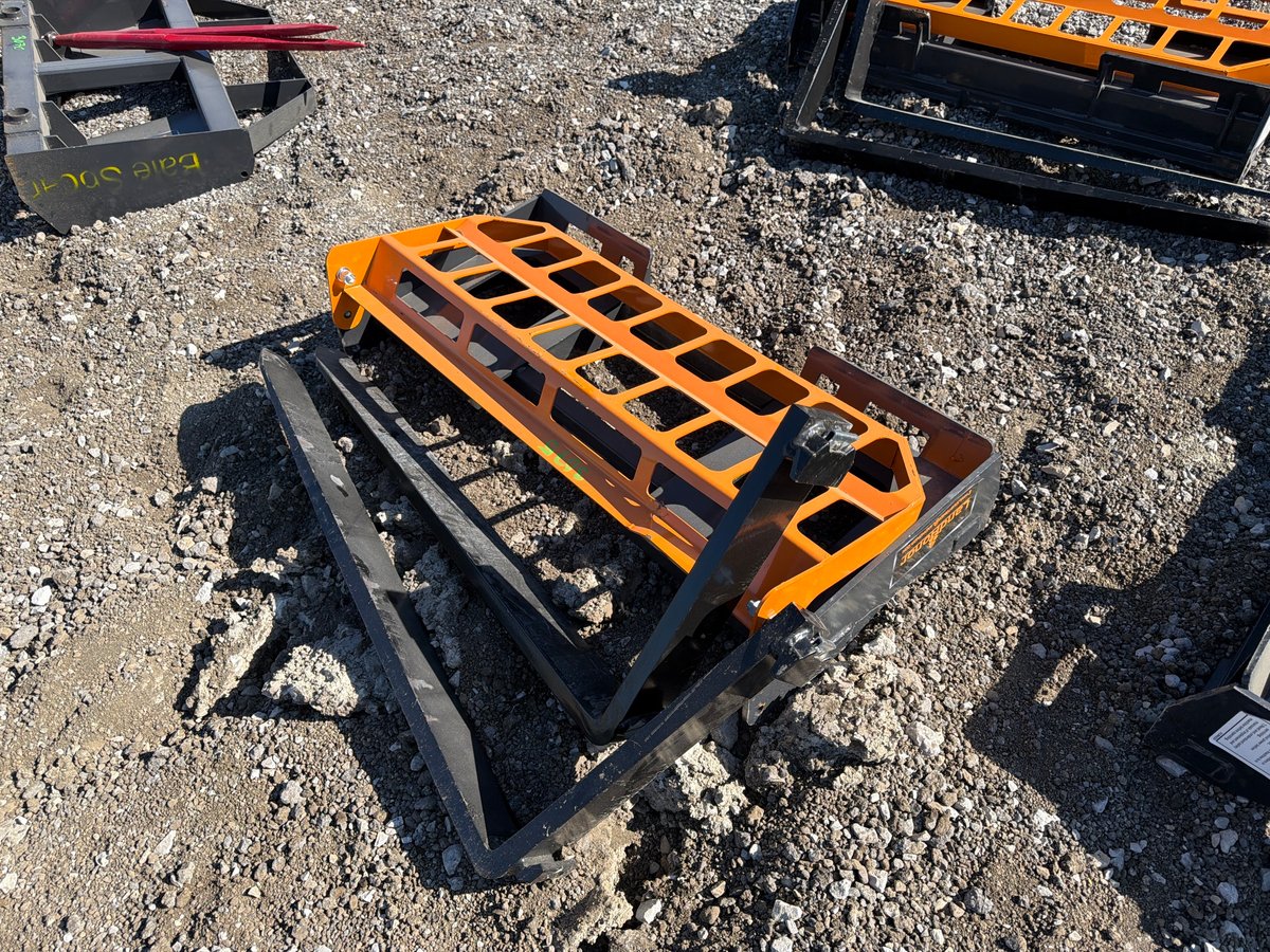 2026 LandHonor PF-11-3500G 42in Skid Steer Pallet Forks, 4,000 lb (Unused)