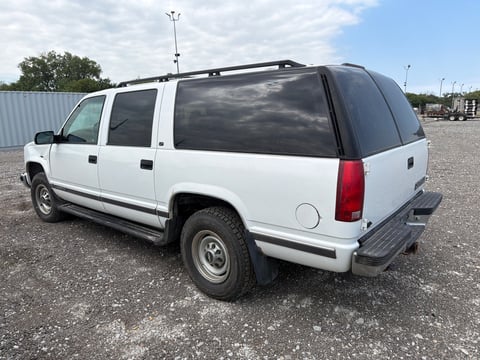 1999 Chevrolet C2500 Suburban — photo 4