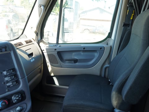 2011 Freightliner Cascadia T/A Sleeper Truck — photo 20