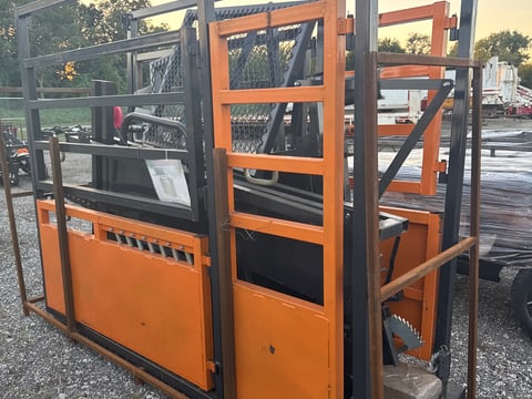LandHonor Cattle Squeeze Chute — photo 2