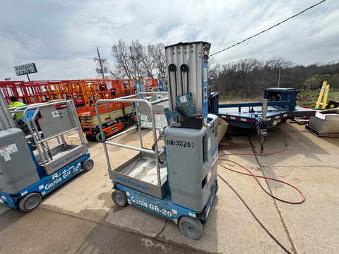 2013 Genie GR-20 Vertical Mast Lift - Inoperable — photo 2