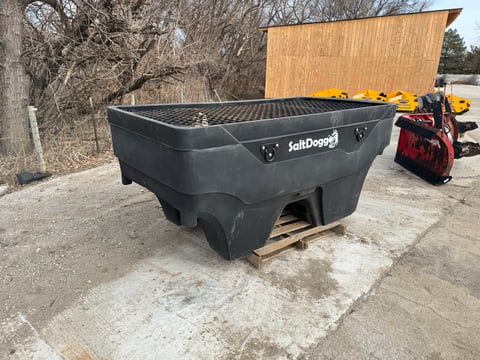 Salt Dogg Shpe 2000 Electric Poly Hopper Spreader — photo 6