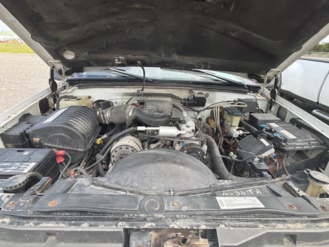 1999 Chevrolet C2500 Suburban — photo 17