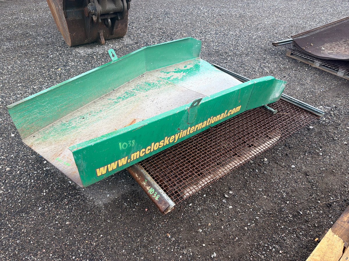 McCloskey S130 Chute Section and Screens