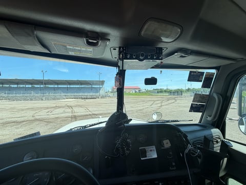 2015 Peterbilt 365 T/A Daycab Truck Tractor — photo 33