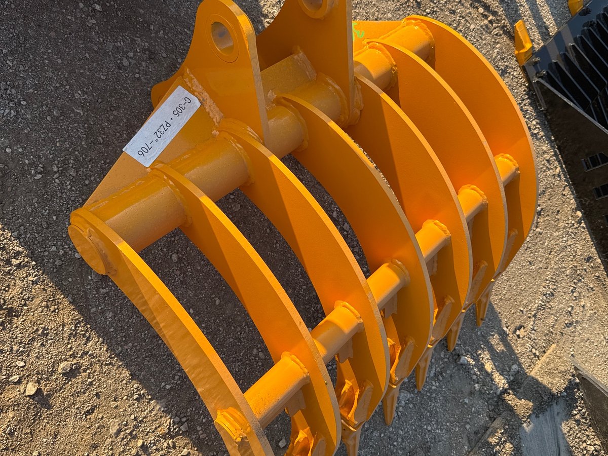 2026 GIYI CAT305 32in Excavator Rake with Teeth (Unused)
